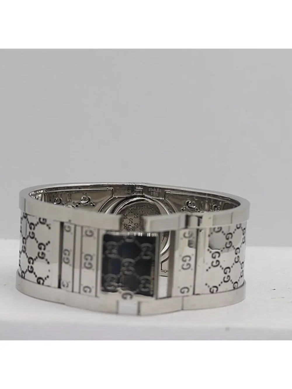 Gucci 112 Turn Face Quartz White Shell Dial Bangle Watch